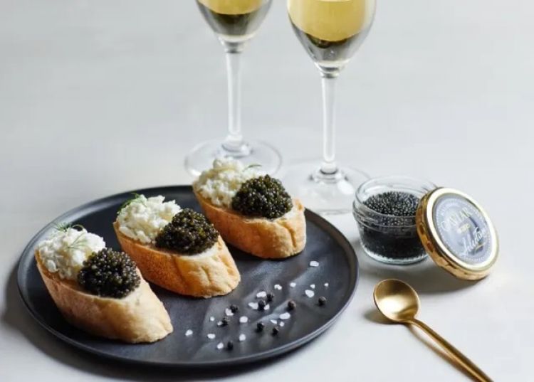 Món bruschetta với trứng cá muối và phô mai. Món bruschetta với trứng cá muối và phô mai.